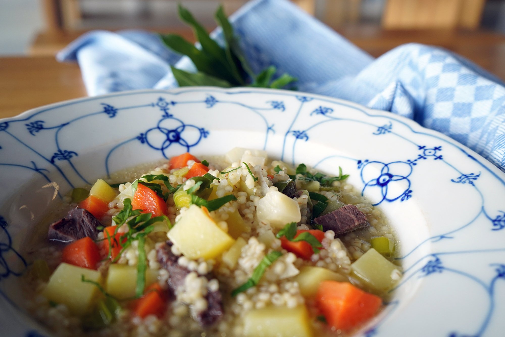 Teller mit Graupensuppe